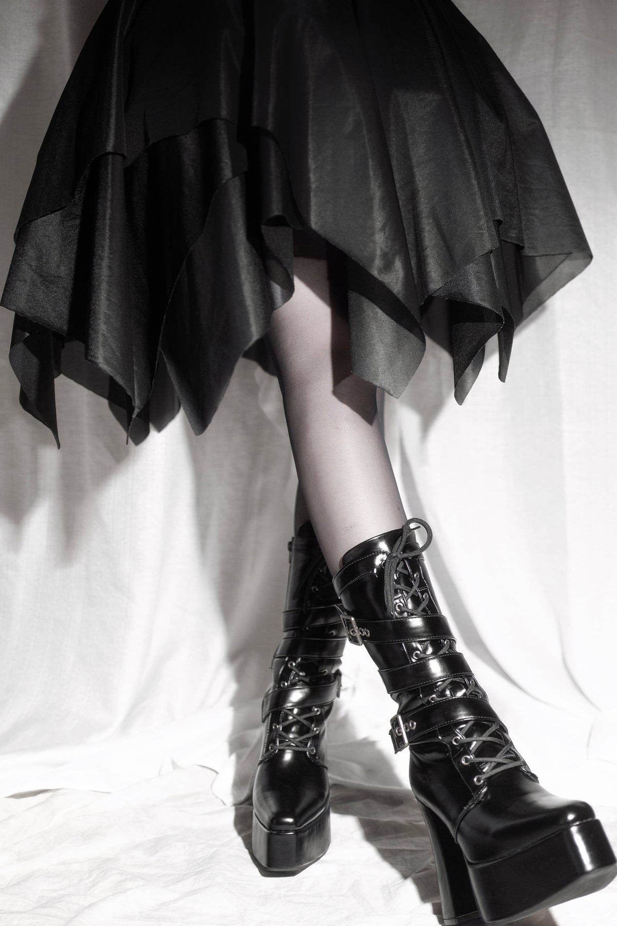 Bottes à plateforme à bout carré et brides croisées inversées