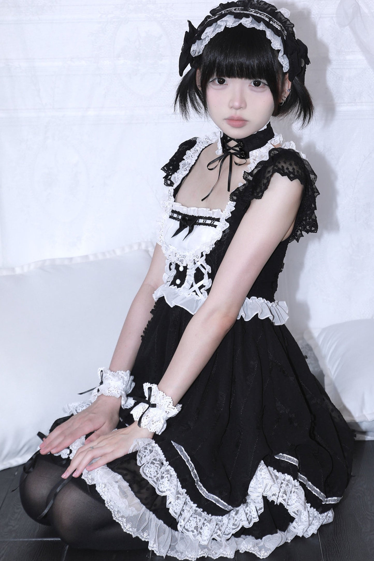 Puppenhaftes Ballonkleid mit Schleife und Spitze + eng anliegendes Halsband + Kopfschmuck