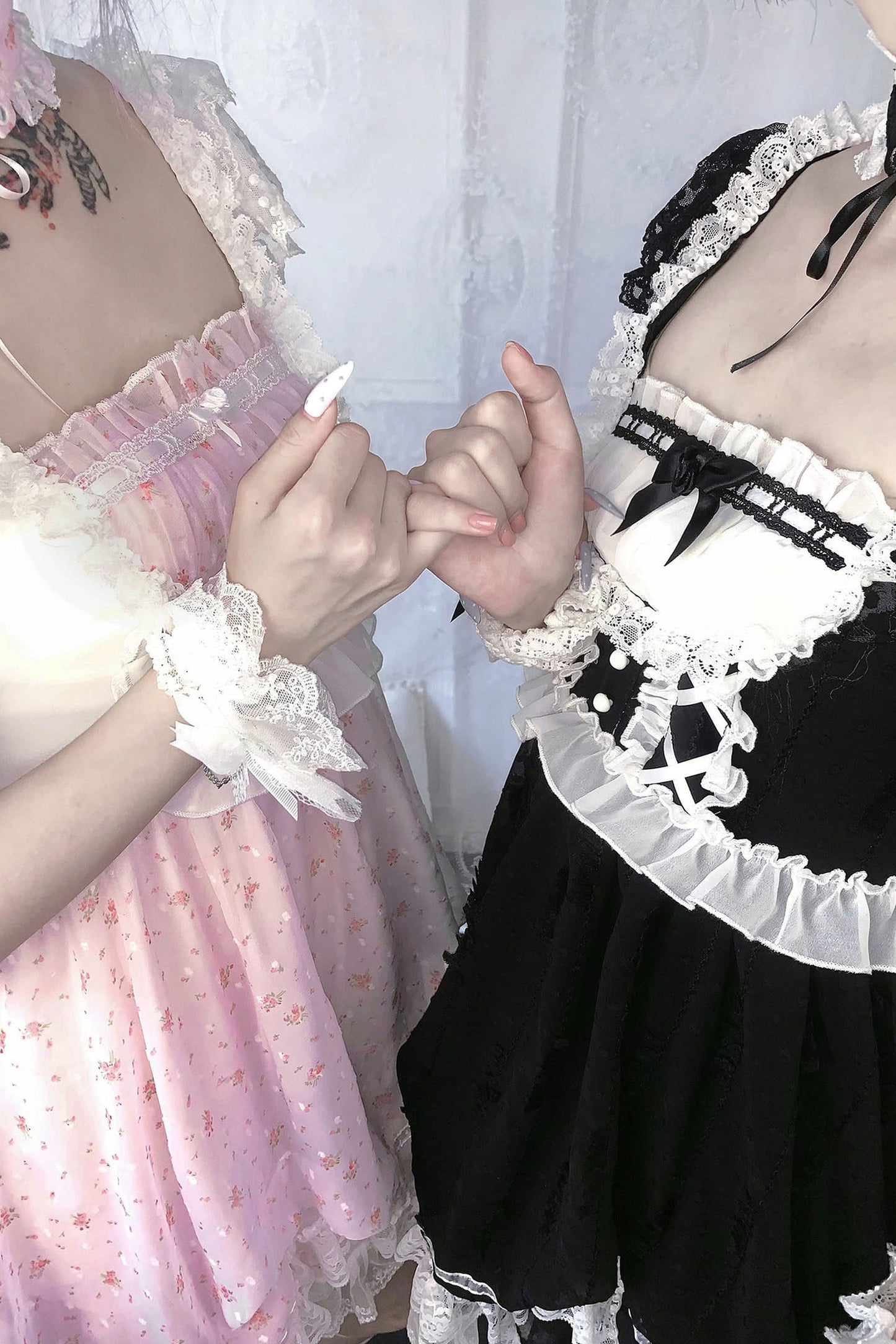 Puppenhaftes Ballonkleid mit Schleife und Spitze + eng anliegendes Halsband + Kopfschmuck