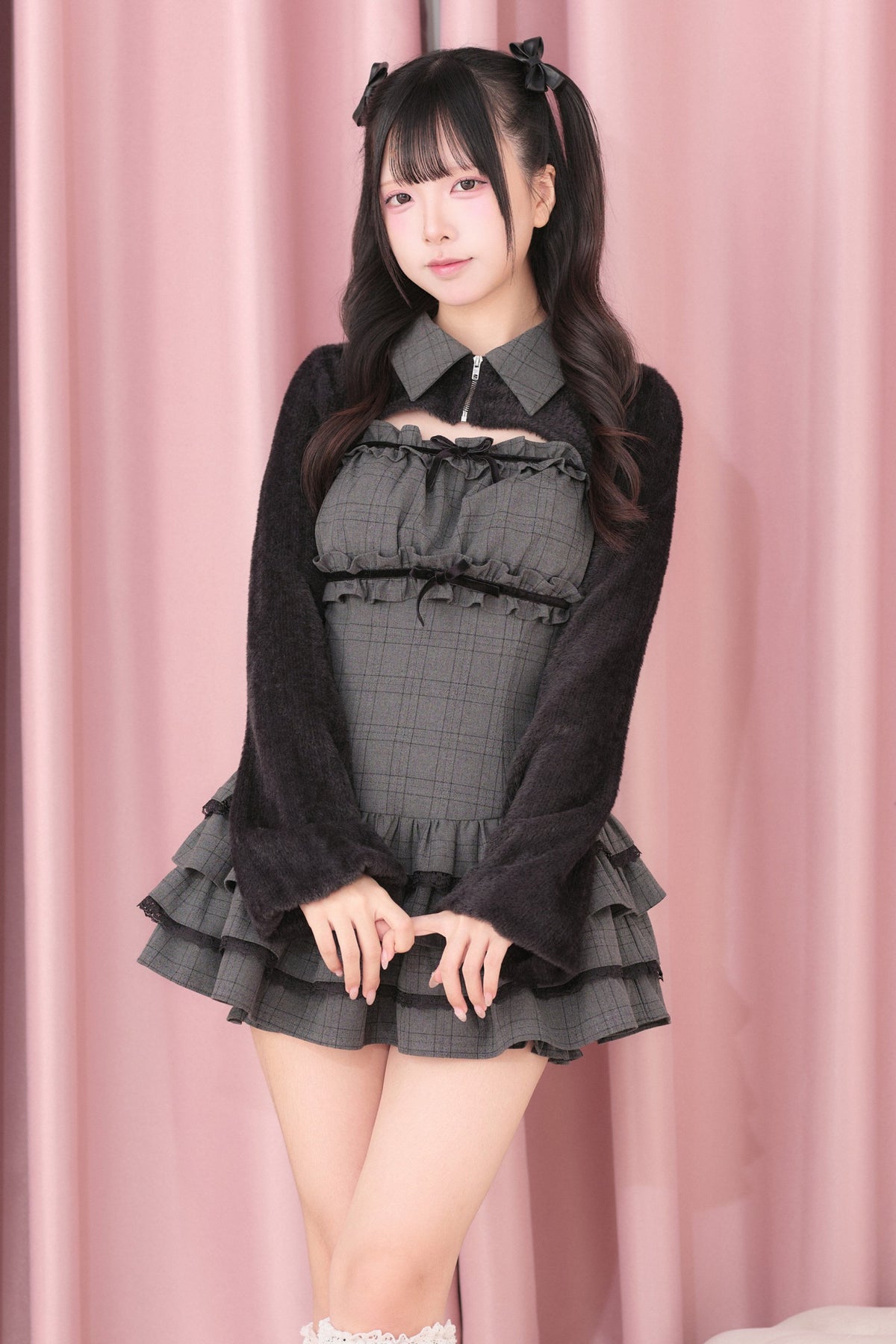 Ensemble haut pelucheux et robe à carreaux