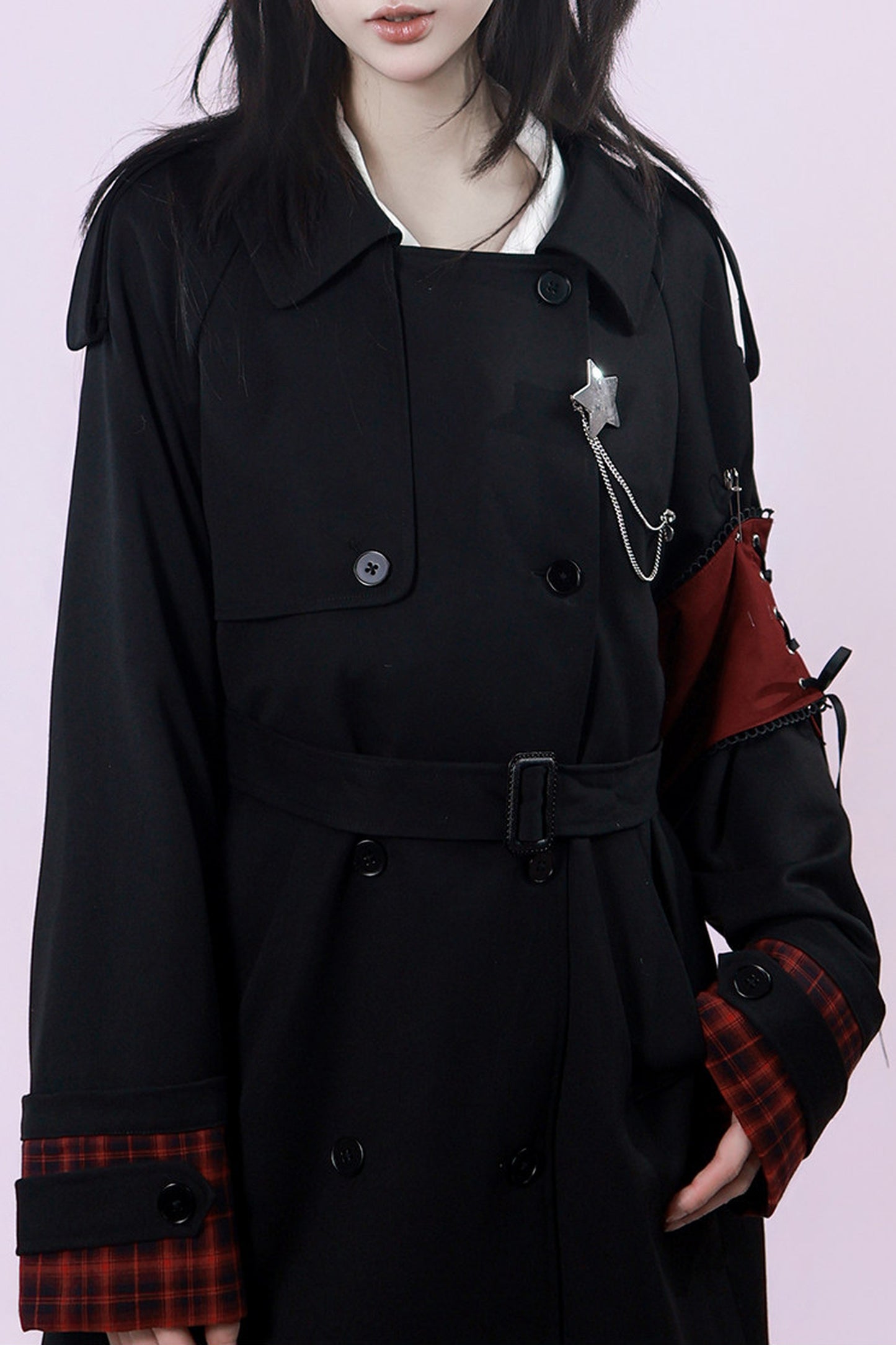 Langer schwarzer Trenchcoat mit rotem Karopanel