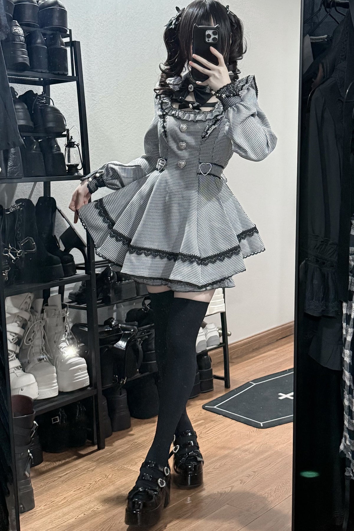 Vestido oscuro de cuadros estilo jirai + pantalones cortos