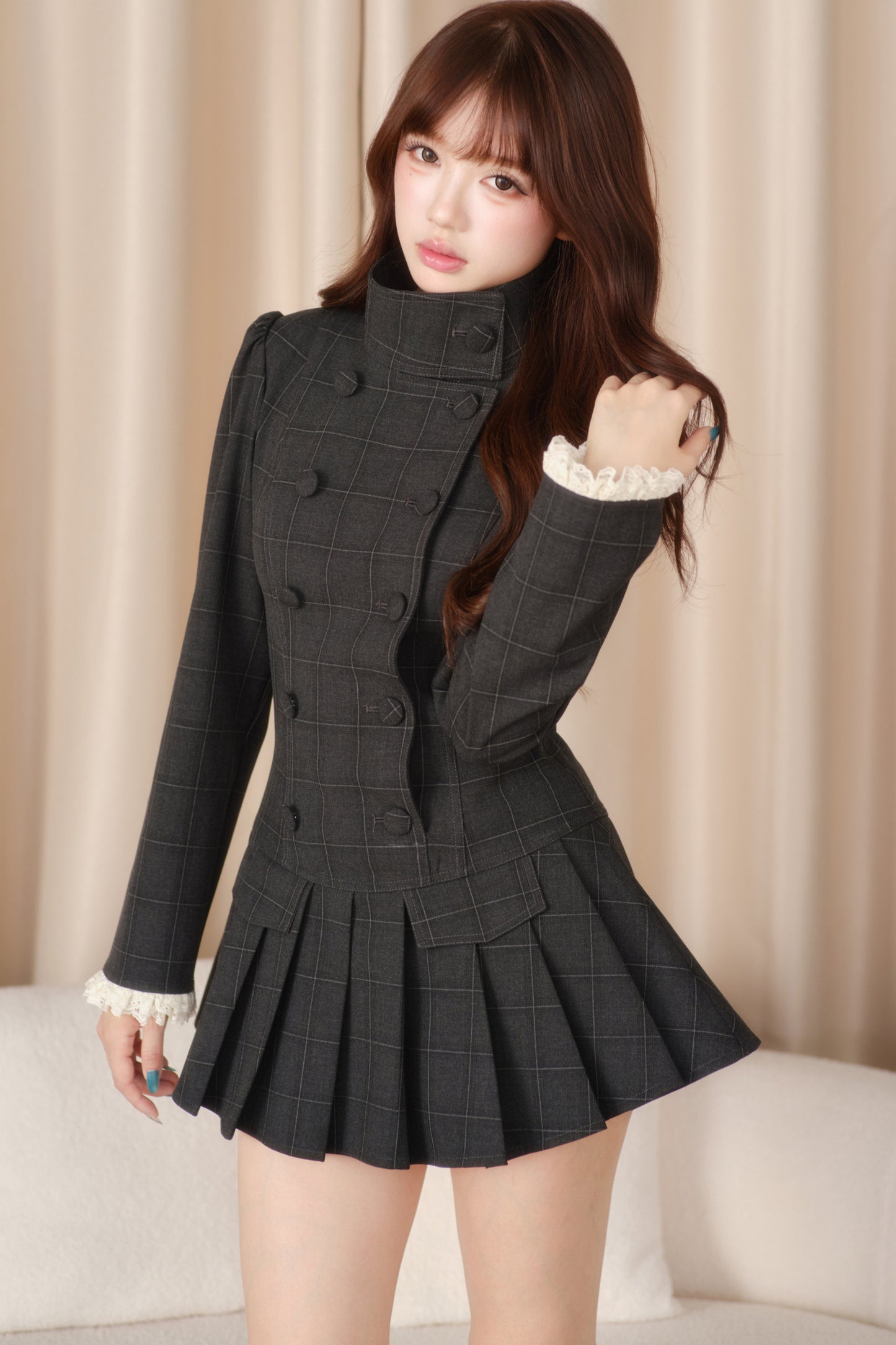 Completo abito trench plissettato a collo alto