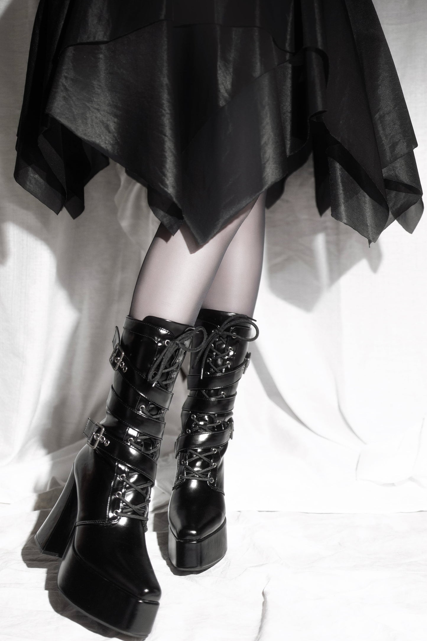 Bottes à plateforme à bout carré et brides croisées inversées