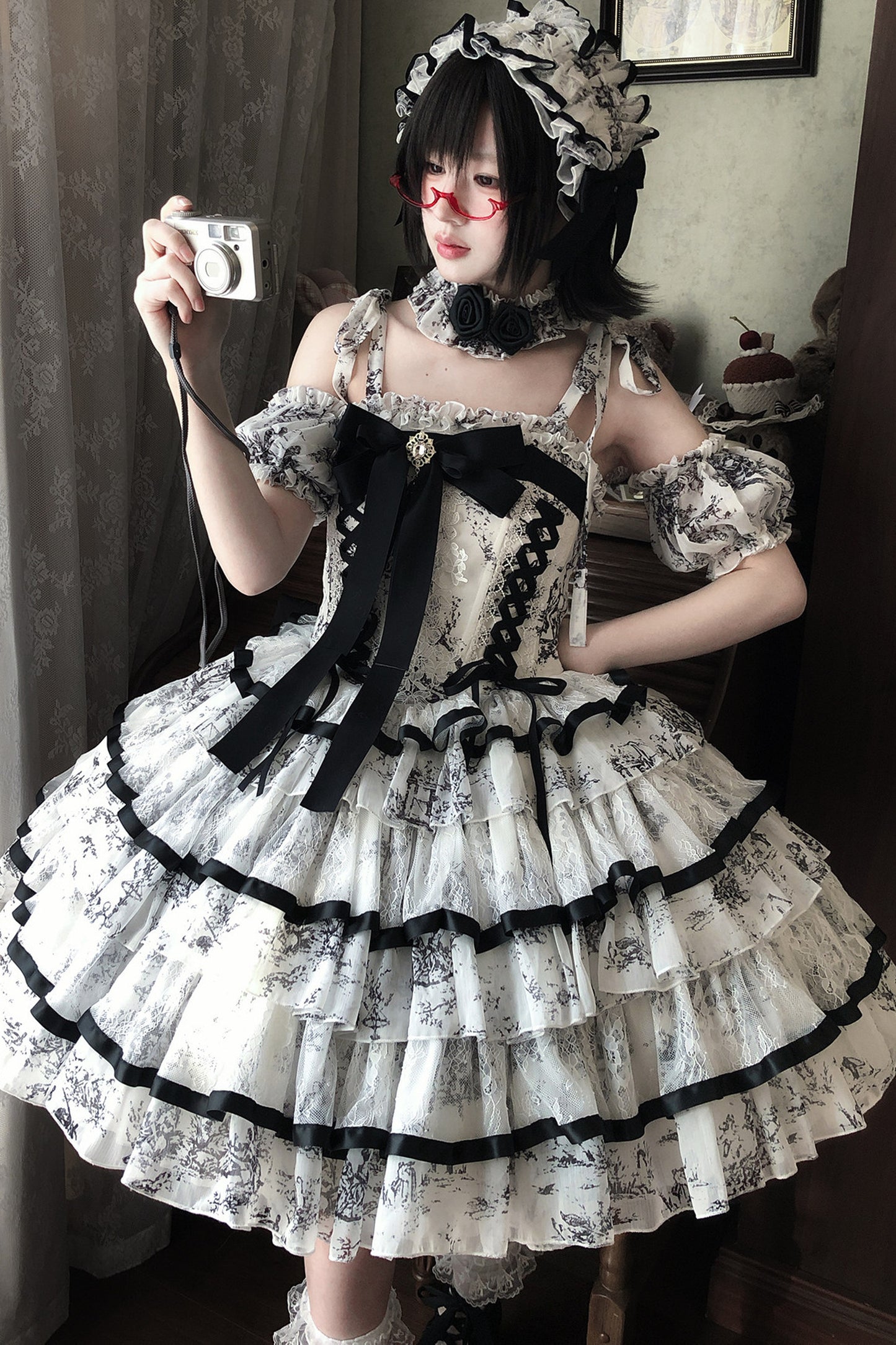 Lolita-Kleid mit Tuschewaschung und Fischgrätenmuster