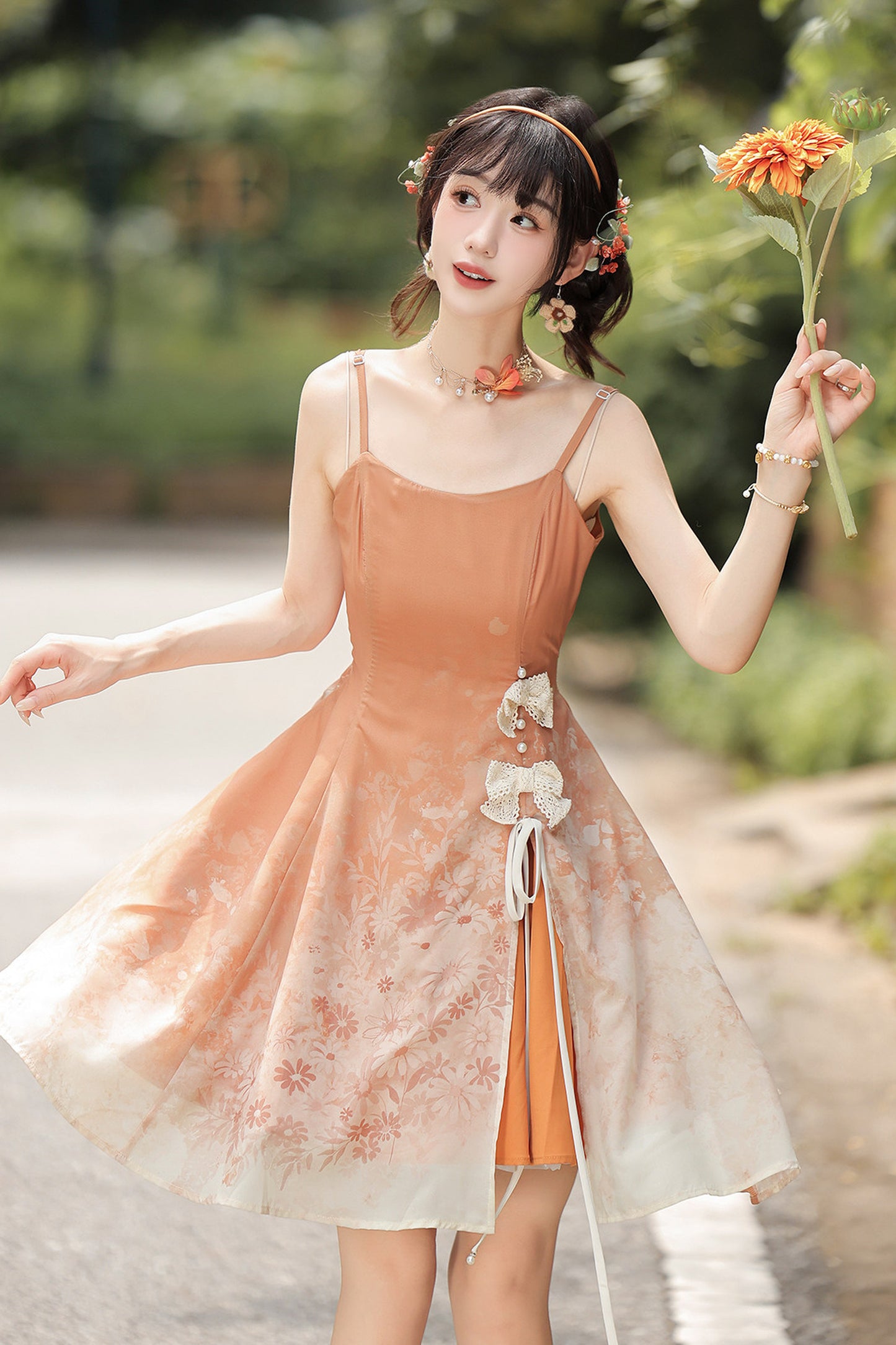 Sonnenbeschienenes Blüten-Hanfu-Kleid-und-Umhang-Set