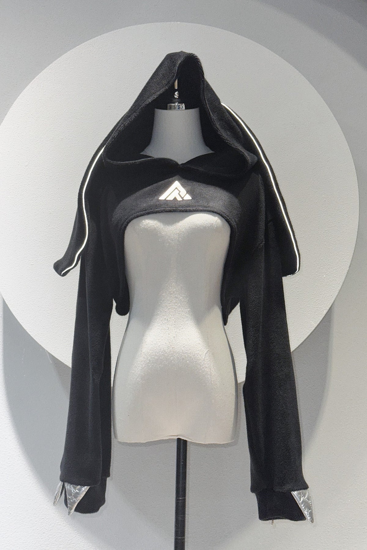 Oversize-Kapuzenoberteil mit Hasenohren und Krallen