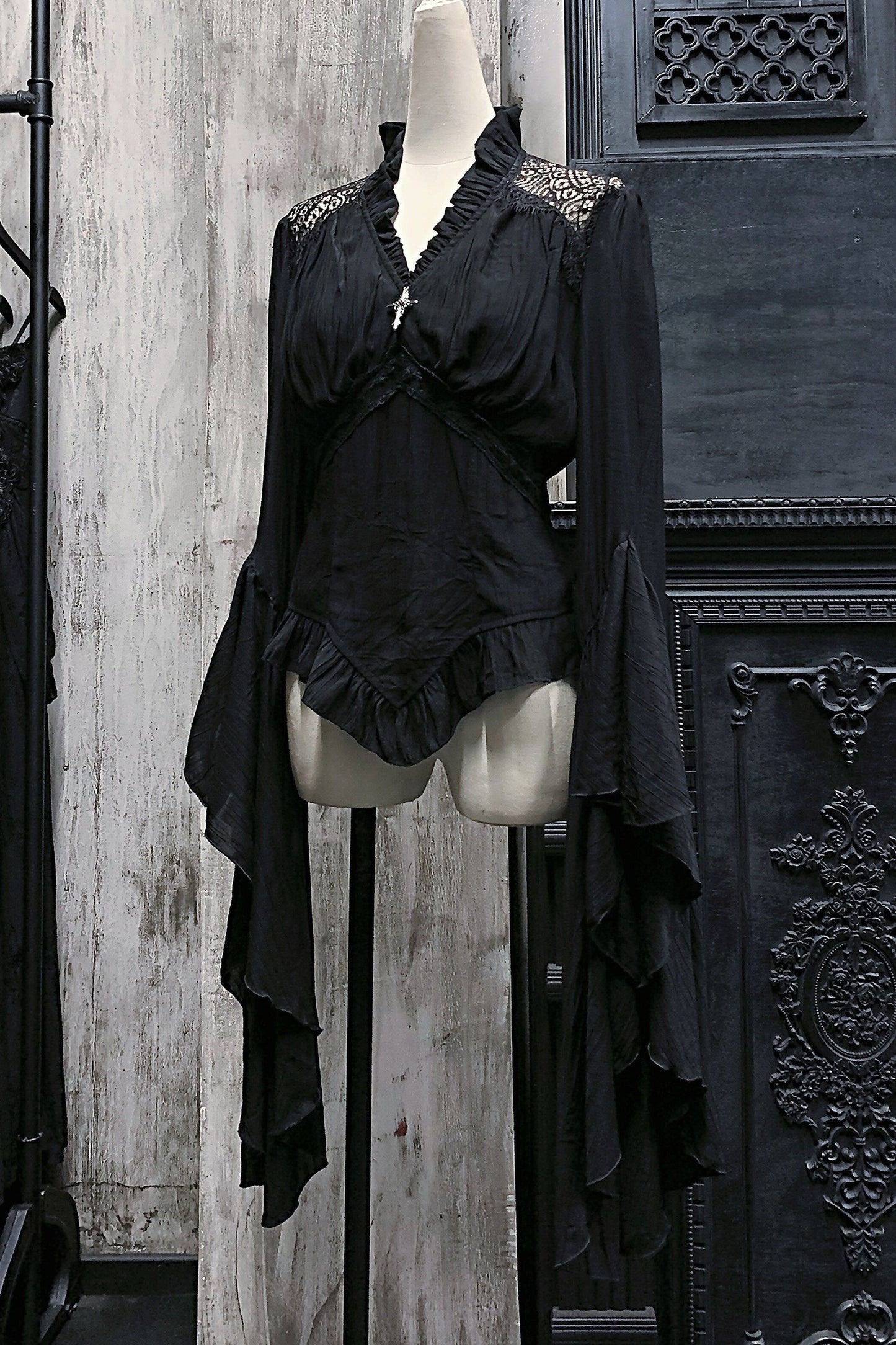 Gothic-Spitzenbluse mit ausgestellten Ärmeln