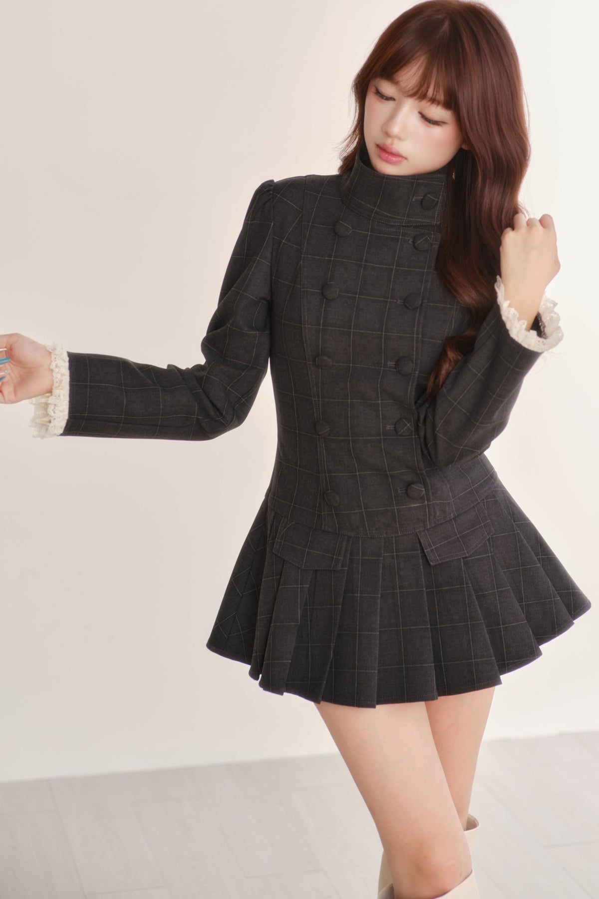 Completo abito trench plissettato a collo alto