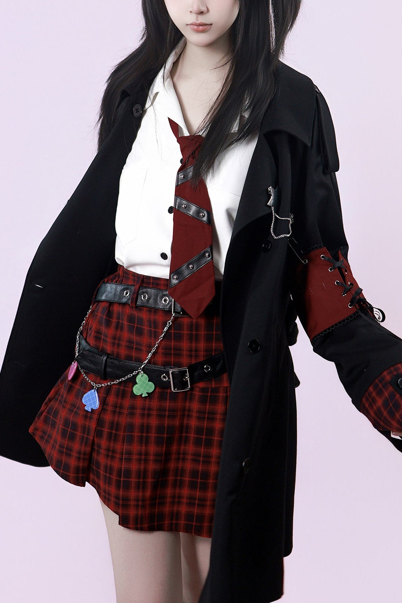 Langer schwarzer Trenchcoat mit rotem Karopanel