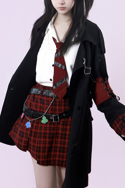 Langer schwarzer Trenchcoat mit rotem Karopanel