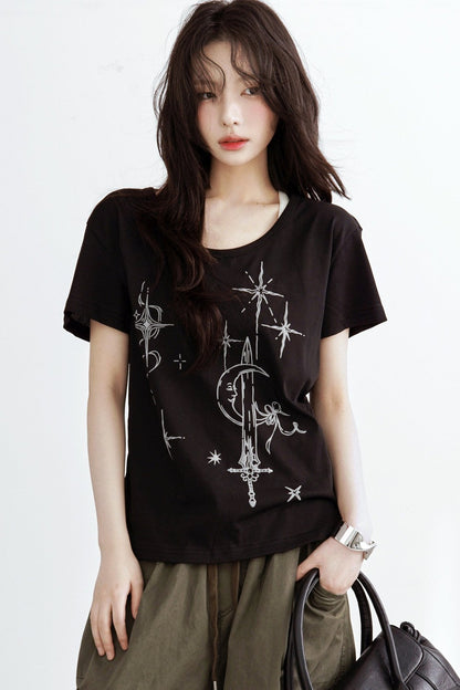 ブラック/ホワイトムーンソードグラフィックオフショルダーTシャツ