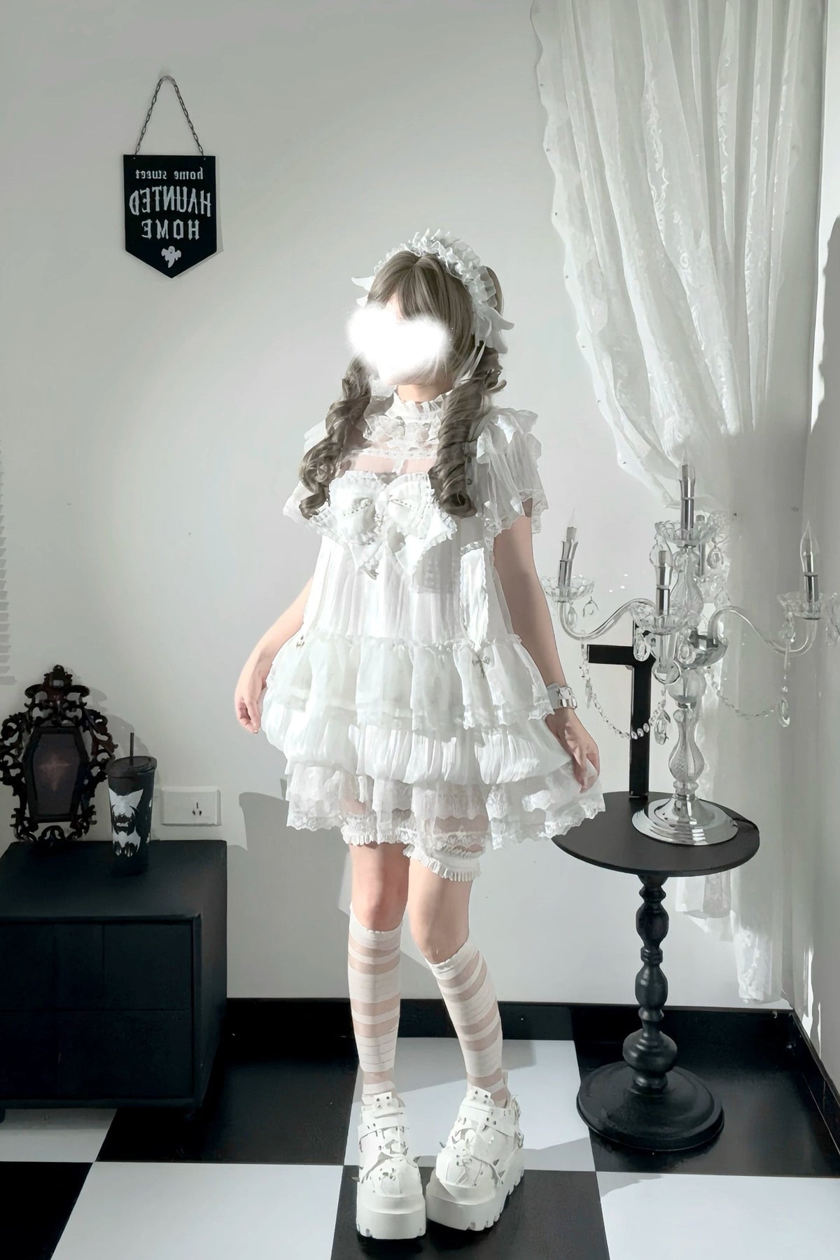 Ensemble robe à lacets croisés et boutons floraux