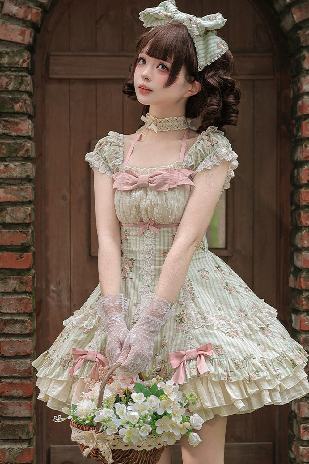 Conjunto coordinado de vestido con estampado de rosas y falda de doble volante