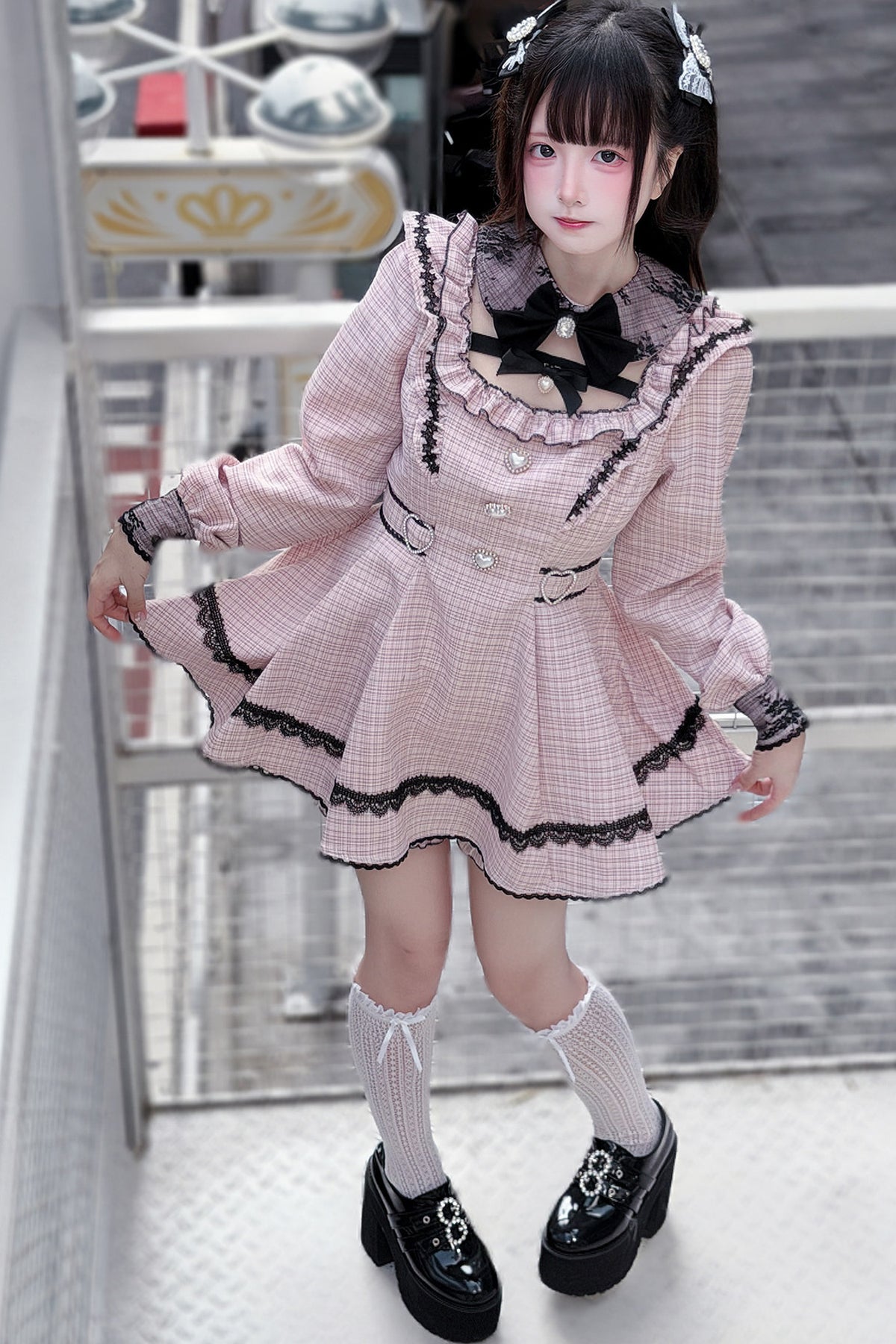 Vestido oscuro de cuadros estilo jirai + pantalones cortos