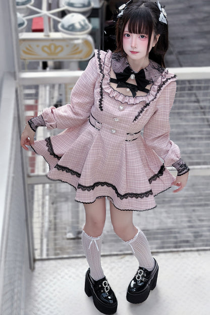 Vestido oscuro de cuadros estilo jirai + pantalones cortos