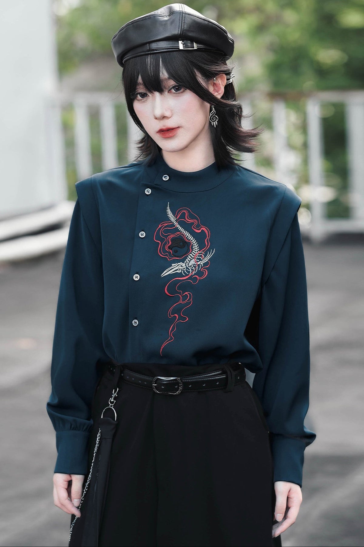 Chemise brodée à patte asymétrique motif chute de baleine