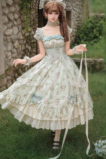 Conjunto coordinado de vestido con estampado de rosas y falda de doble volante