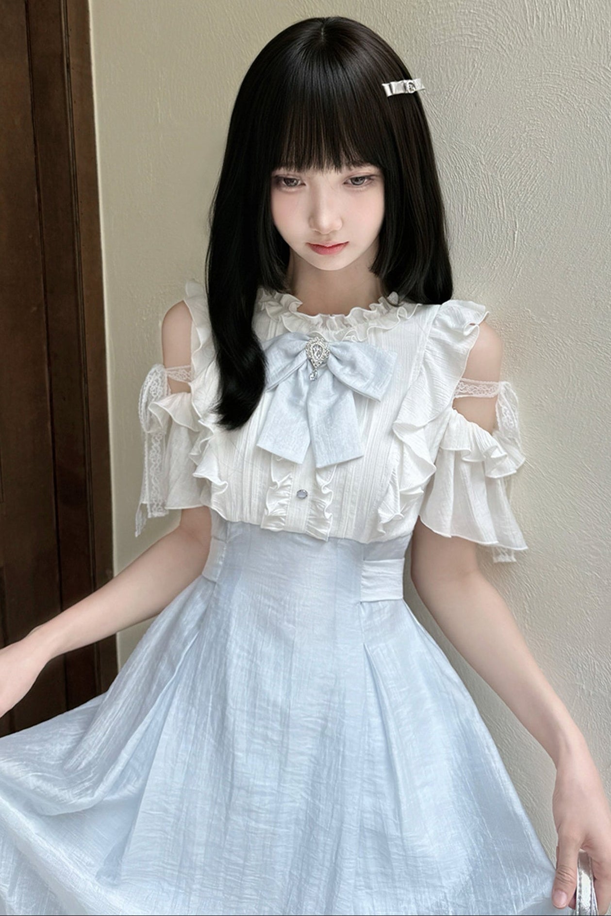 Schulterfreies Kurzarmkleid mit Einsätzen