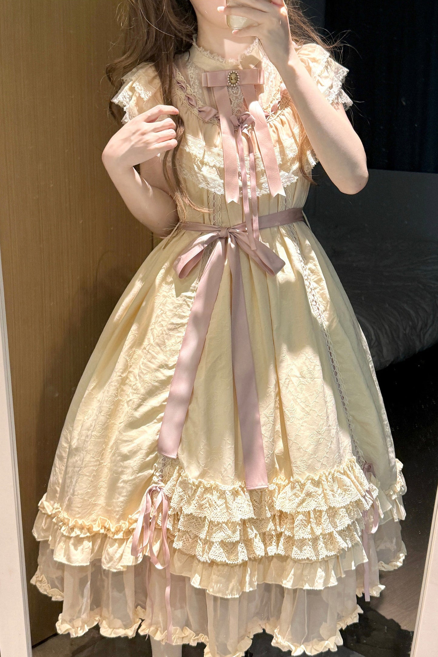 Milchtee-rosa Lolita-Kleid mit Puppen-Rüschen
