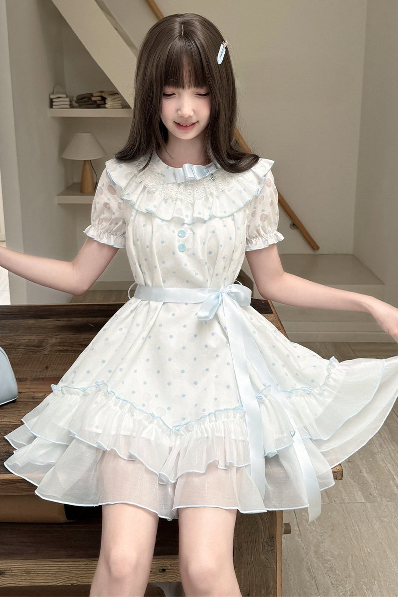 Gepunktetes Kleid mit Spitzenkragen und Bindegürtel