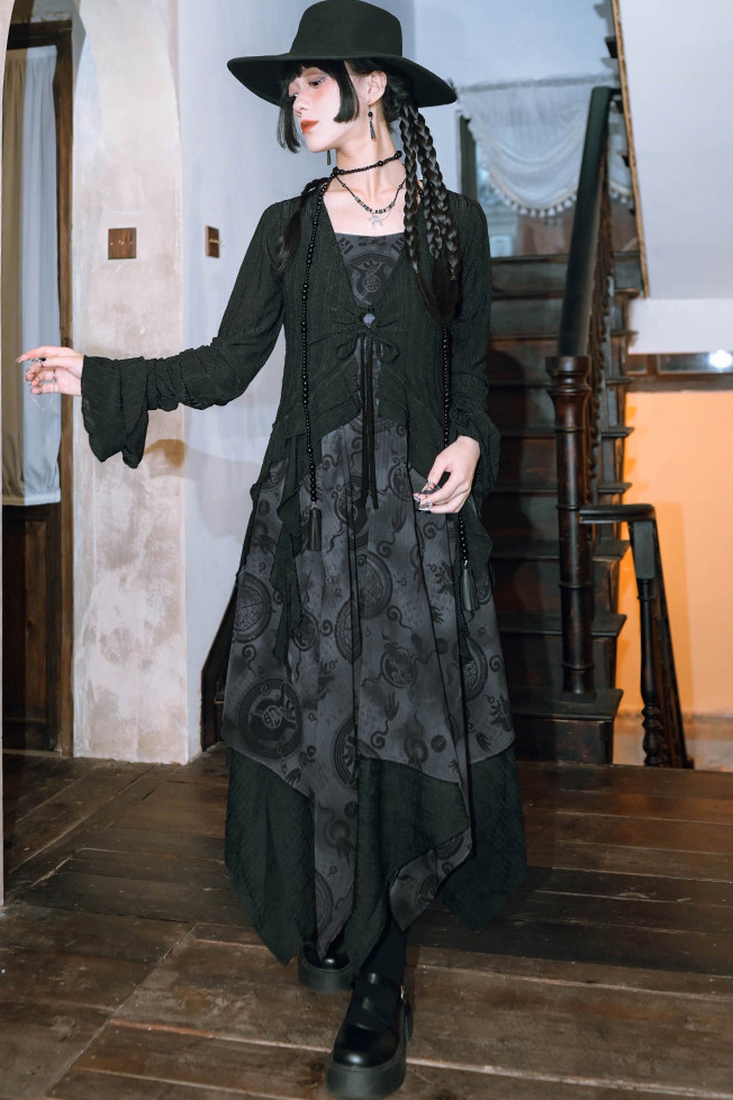 Japanisch-modernes asymmetrisches Maxikleid + transparenter Umhang im China-Stil