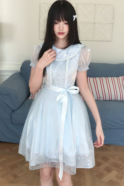 Blaues Prinzessinnenkleid mit Bubikragen und Spitzenbesatz
