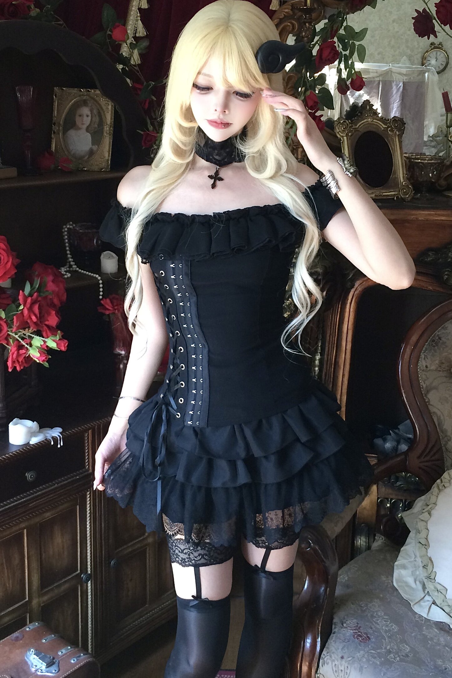 Schwarzes Gothic-Spitzen-Set aus schulterfreiem Oberteil mit Schnürung am Rücken und Rock