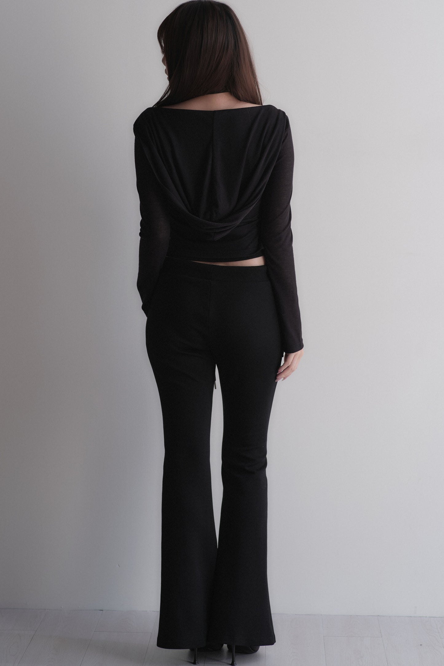 Set con top con fiocco incrociato + pantaloncini in pizzo
