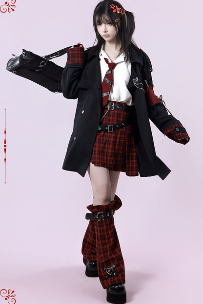 Langer schwarzer Trenchcoat mit rotem Karopanel