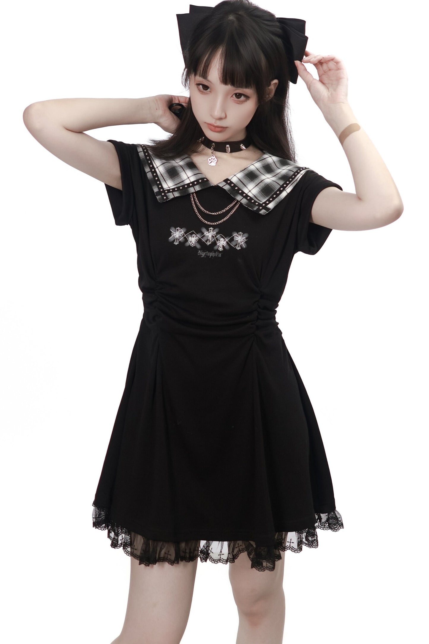 Langes schwarzes Plisseekleid mit kariertem Kragen