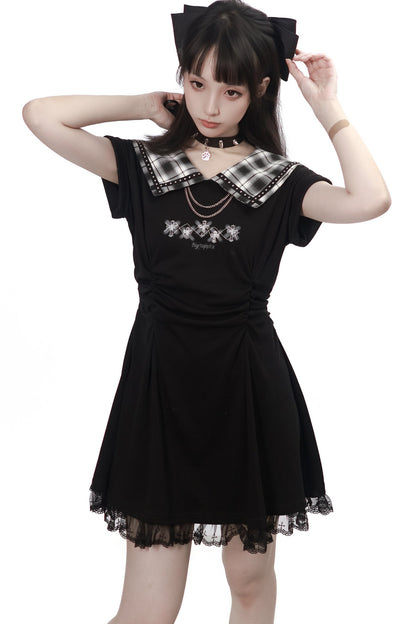 Langes schwarzes Plisseekleid mit kariertem Kragen