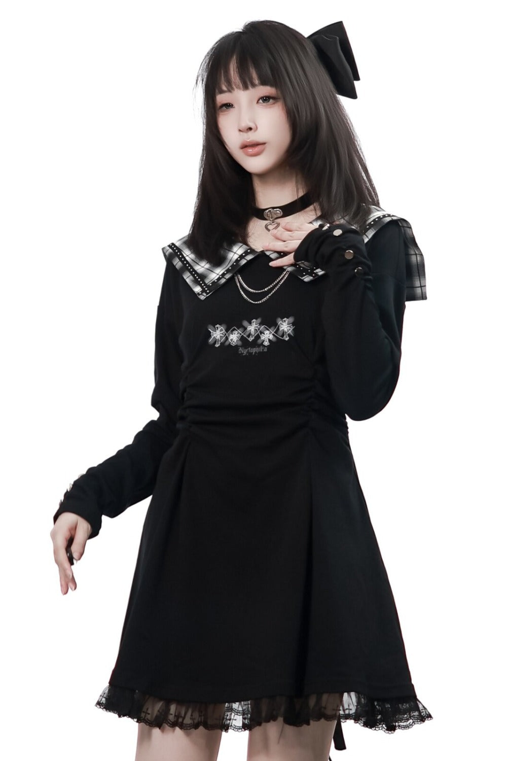 Langes schwarzes Plisseekleid mit kariertem Kragen