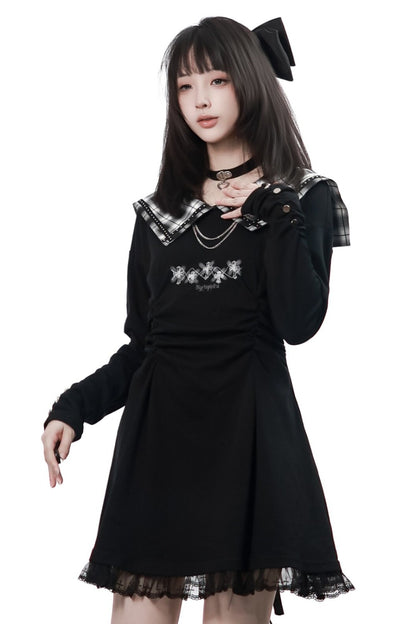 Langes schwarzes Plisseekleid mit kariertem Kragen