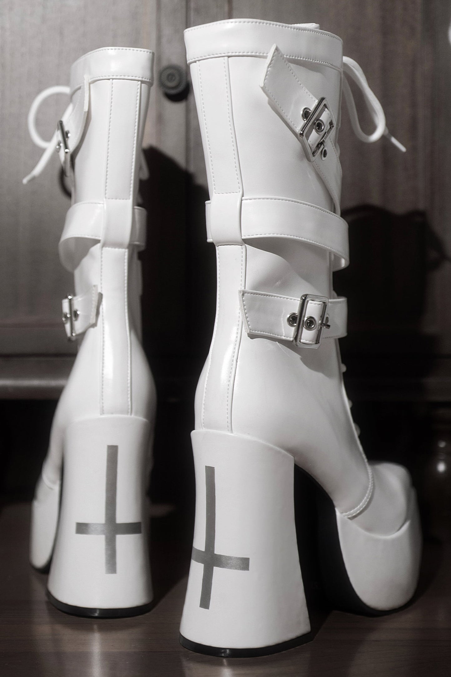Bottes à plateforme à bout carré et brides croisées inversées