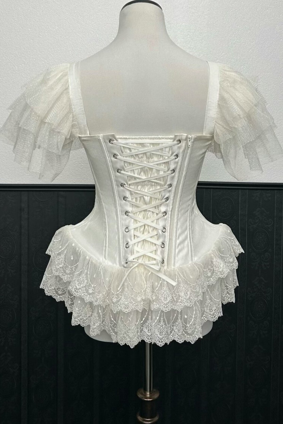 Original-Lolita-Zweiteiler mit Fischbeinkorsett und Figurformung
