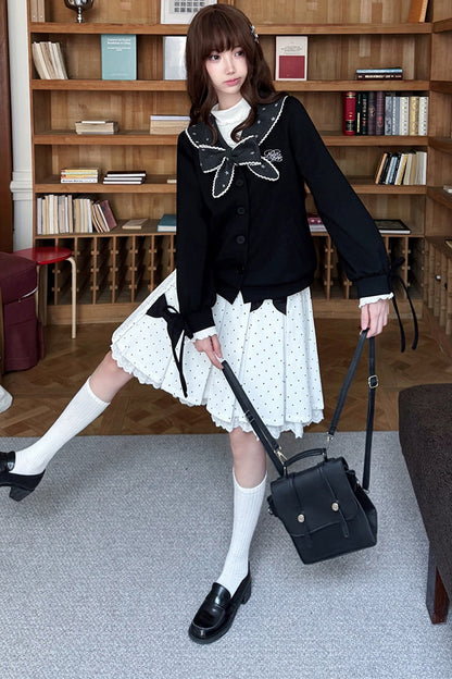 Completo con cardigan e gonna a pois in stile marinaretto