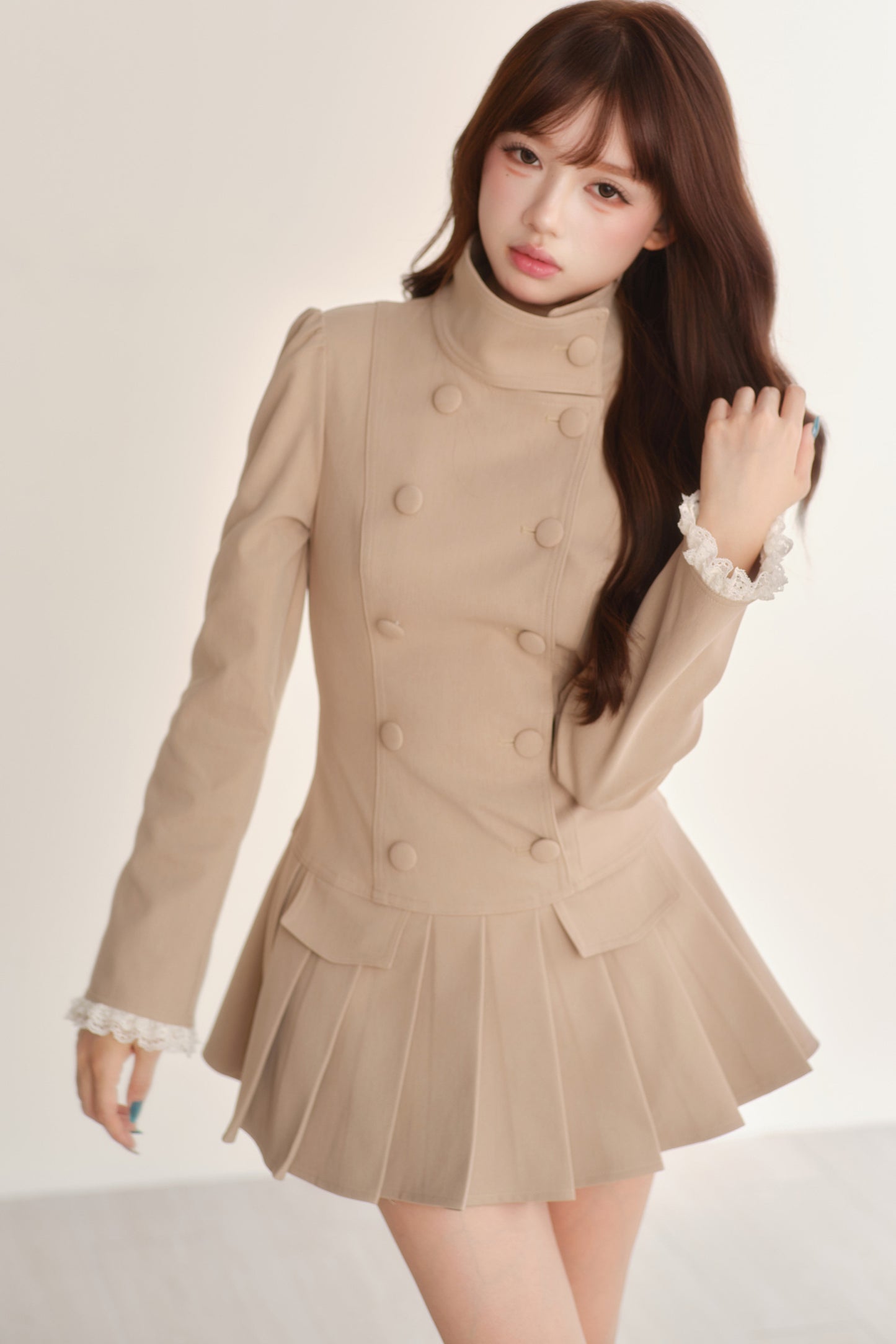 Completo abito trench plissettato a collo alto
