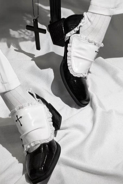 [Reservierungsschluss 24. Mai] Gothic-Lolita-Prinzenschuhe mit Spitzenbesatz und Kreuzdetail