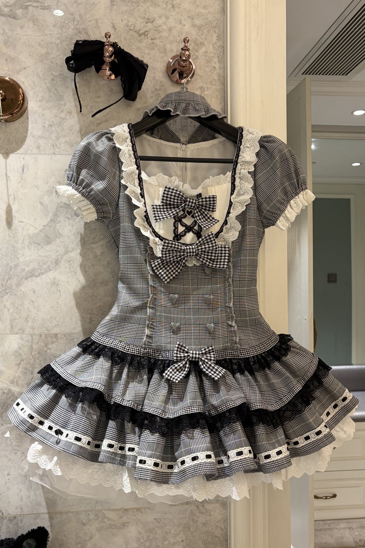 Kariertes Kleid mit Spitze, Schleife und Stufenrock