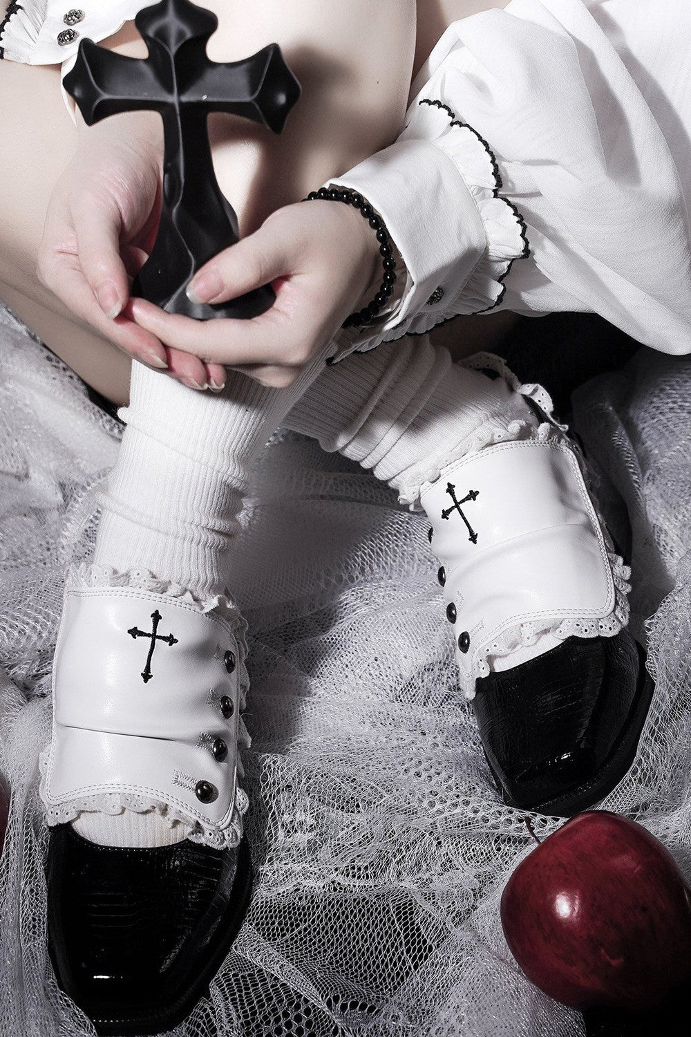 [Reservierungsschluss 24. Mai] Gothic-Lolita-Prinzenschuhe mit Spitzenbesatz und Kreuzdetail