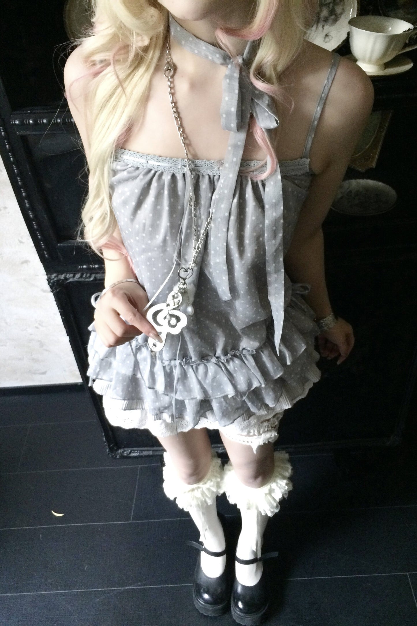 Graues Set aus Lagen-Camisole und Stufenrock