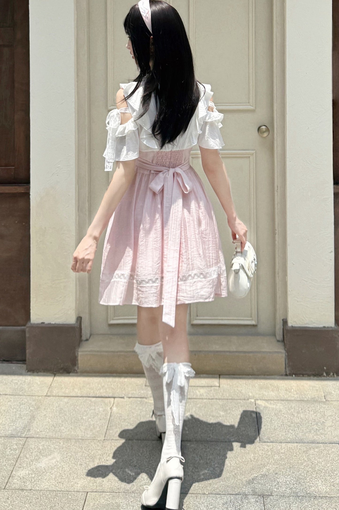 Robe en dentelle épaules dénudées rose et blanche à empiècements