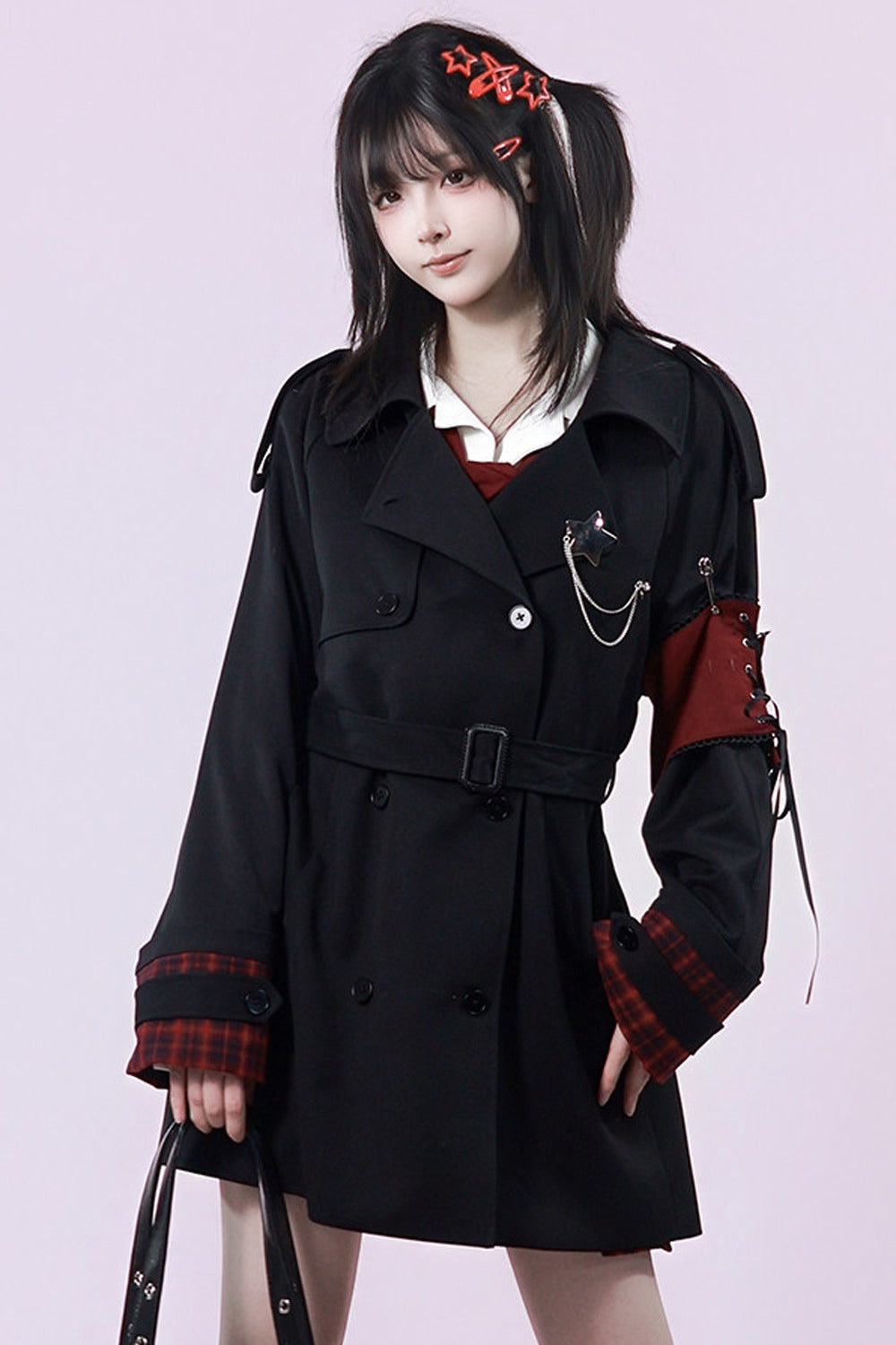Langer schwarzer Trenchcoat mit rotem Karopanel