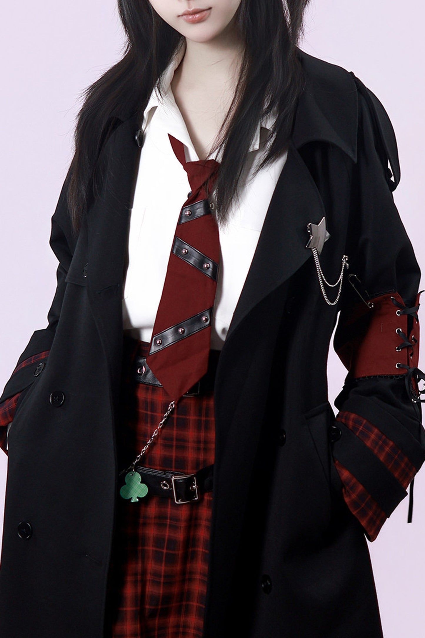 Langer schwarzer Trenchcoat mit rotem Karopanel