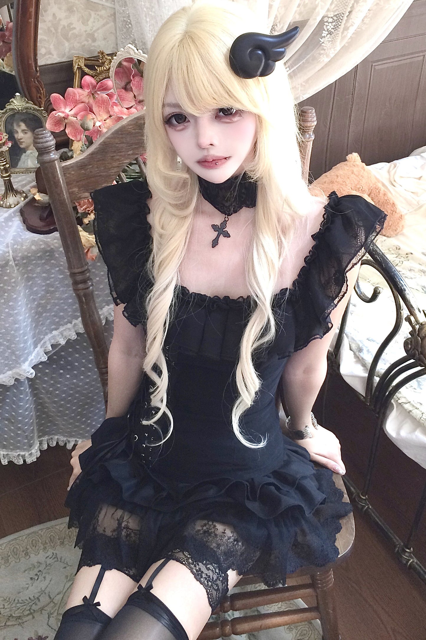 Schwarzes Gothic-Spitzen-Set aus schulterfreiem Oberteil mit Schnürung am Rücken und Rock
