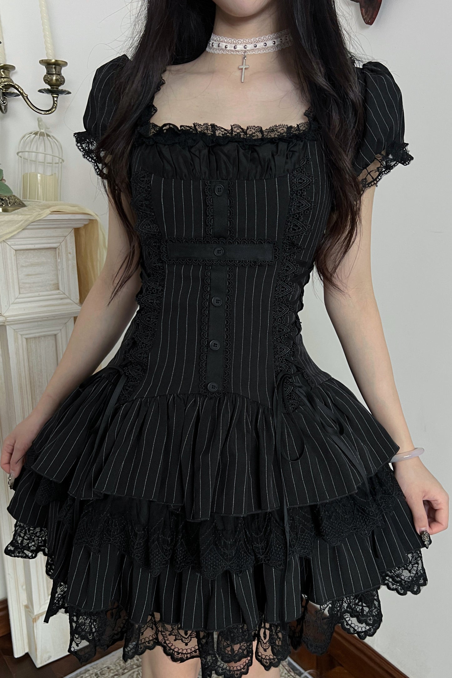 Gestreiftes Spitzenkleid mit Kreuz-Design