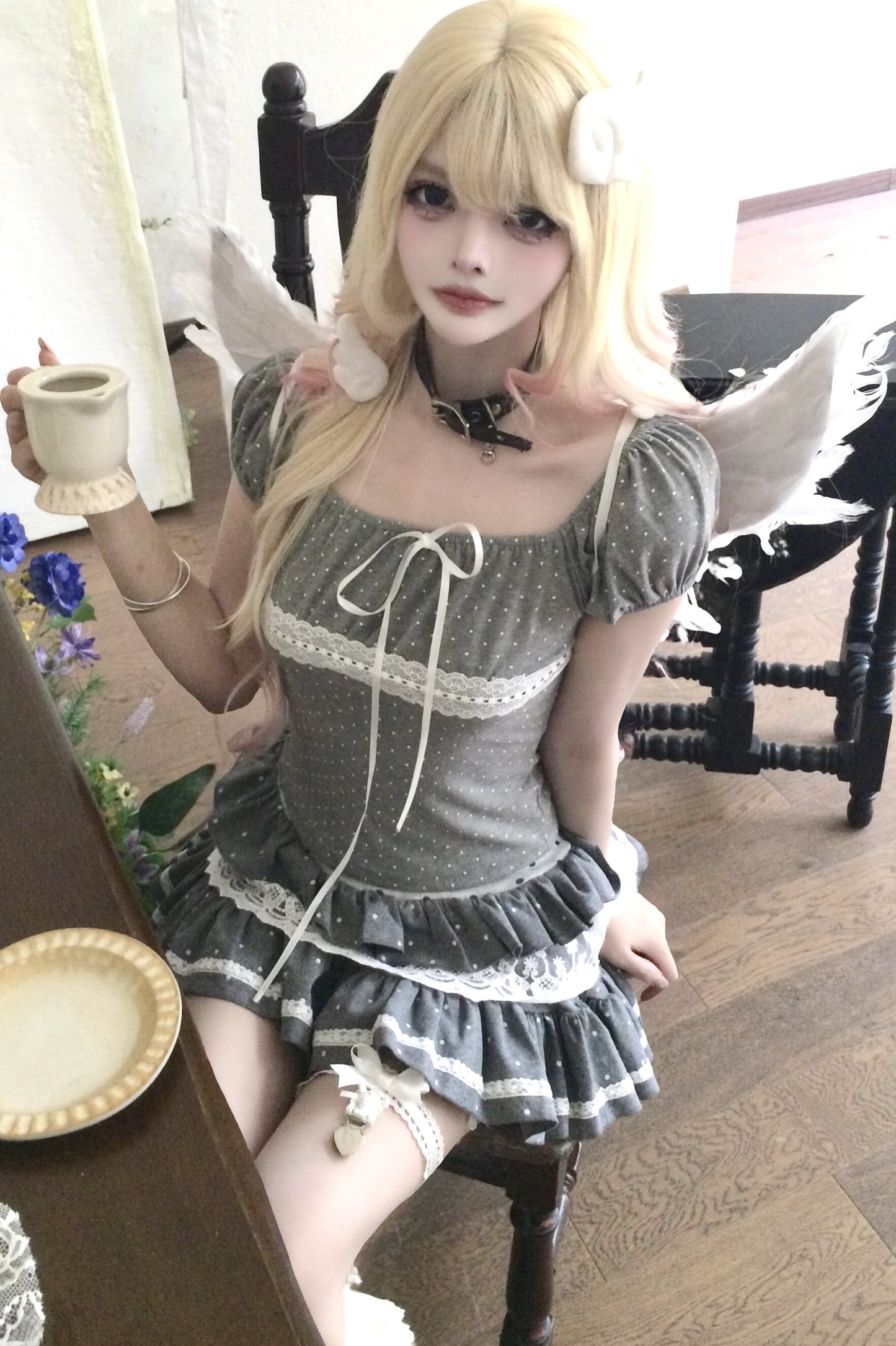 Graues T-Shirt mit Polka-Dots, Spitzenbesatz und Taillenbindung sowie Rock-Set
