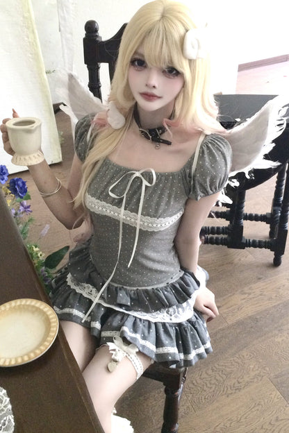 Graues T-Shirt mit Polka-Dots, Spitzenbesatz und Taillenbindung sowie Rock-Set