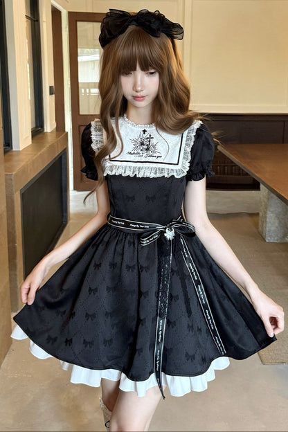 Schwarz-weißes Kleid mit Narzissenstickerei
